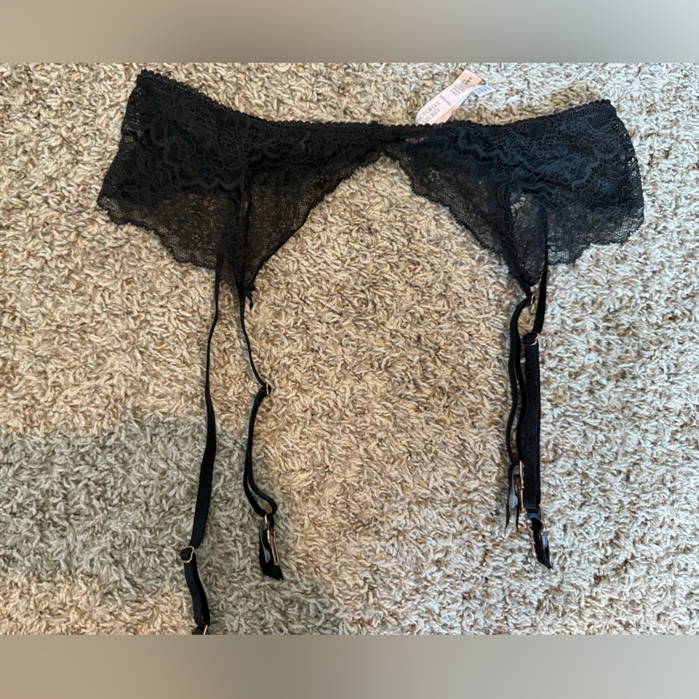 VS Elegant Black Lace Garter